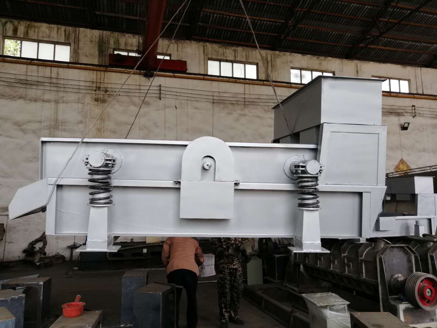 Sewage treatment equipment high frequency vibrating screen used in pulp and paper industry with simple structure low production costs